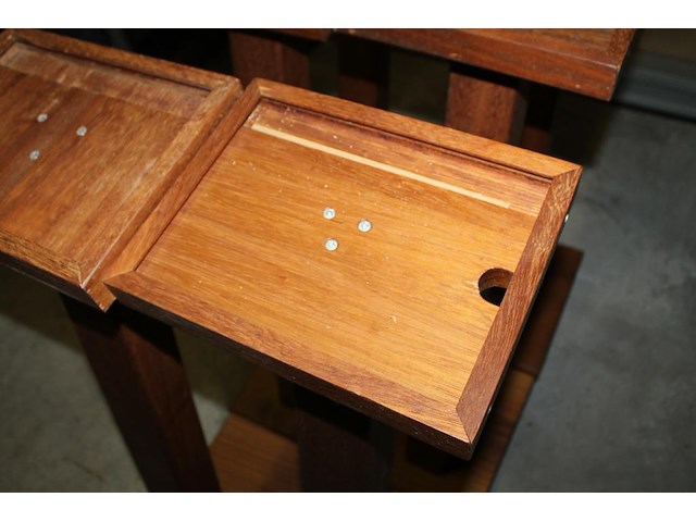 Zes houten beursstatieven t.b.v. tablet. hoogte 105 cm. - afbeelding 3 van  3
