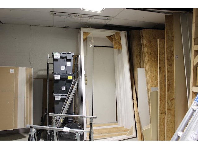 Zes houten deurkozijnen met binnenafmeting 104 x 234,5 cm. - afbeelding 1 van  2