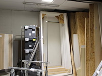 Zes houten deurkozijnen met binnenafmeting 104 x 234,5 cm. - afbeelding 1 van  2