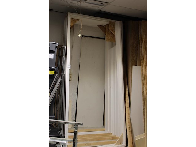 Zes houten deurkozijnen met binnenafmeting 104 x 234,5 cm. - afbeelding 2 van  2