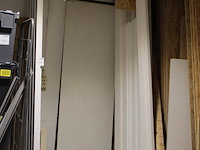 Zes houten deurkozijnen met binnenafmeting 104 x 234,5 cm. - afbeelding 2 van  2