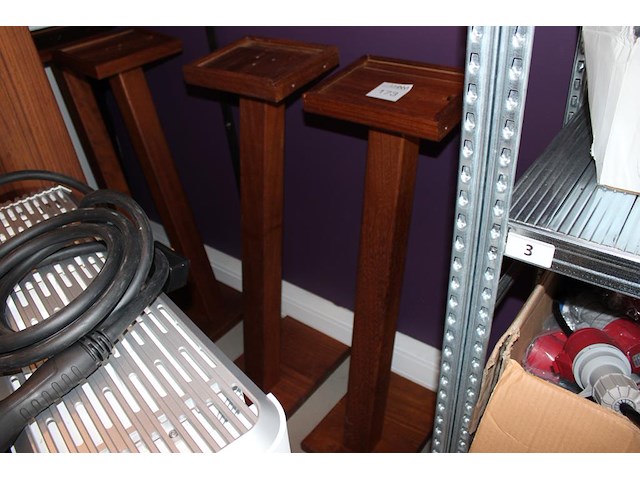 Zes houten showtafels met hoogte 103 cm. - afbeelding 1 van  2