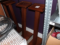 Zes houten showtafels met hoogte 103 cm. - afbeelding 1 van  2