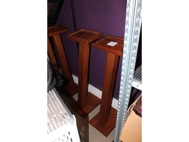 Zes houten showtafels met hoogte 103 cm. - afbeelding 2 van  2