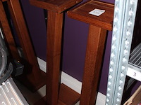 Zes houten showtafels met hoogte 103 cm. - afbeelding 2 van  2