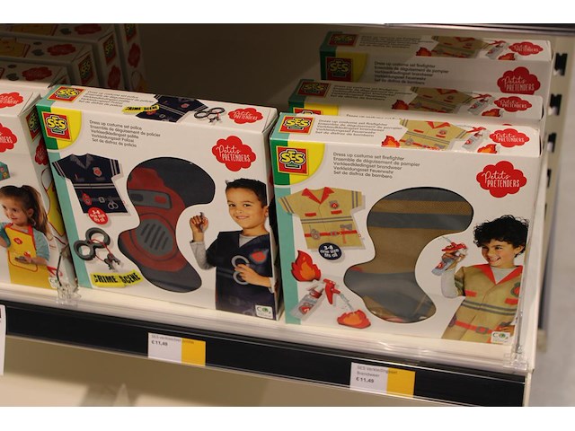 Zes kinderkostuums w.o. kapper, kok en politie, 12 sets. - afbeelding 2 van  3