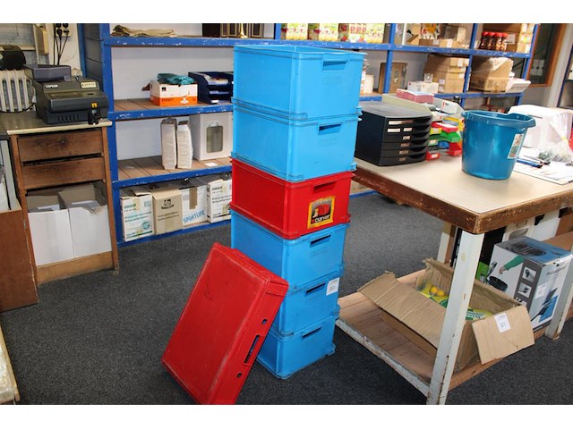Zes kunststof stapelbakken curver met afmeting 44 x 35 x 23 cm. - afbeelding 1 van  2