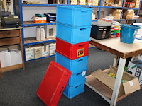 Zes kunststof stapelbakken curver met afmeting 44 x 35 x 23 cm. - afbeelding 1 van  2