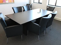 Zes lederen stoelen met uitbuikstand