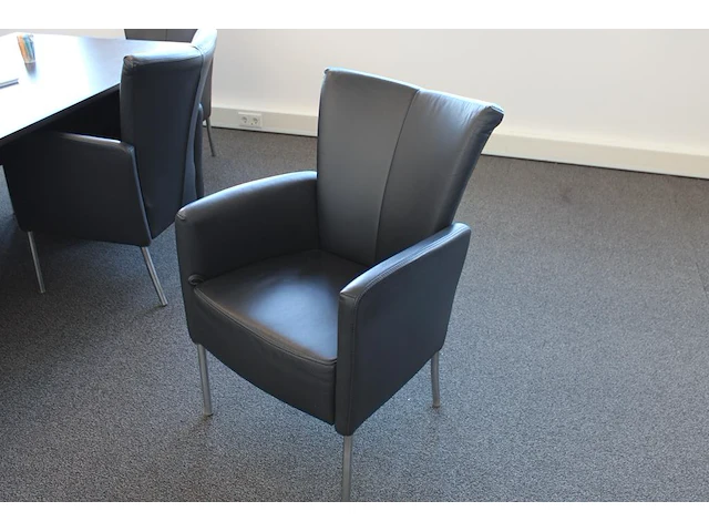 Zes lederen stoelen met uitbuikstand - afbeelding 2 van  3