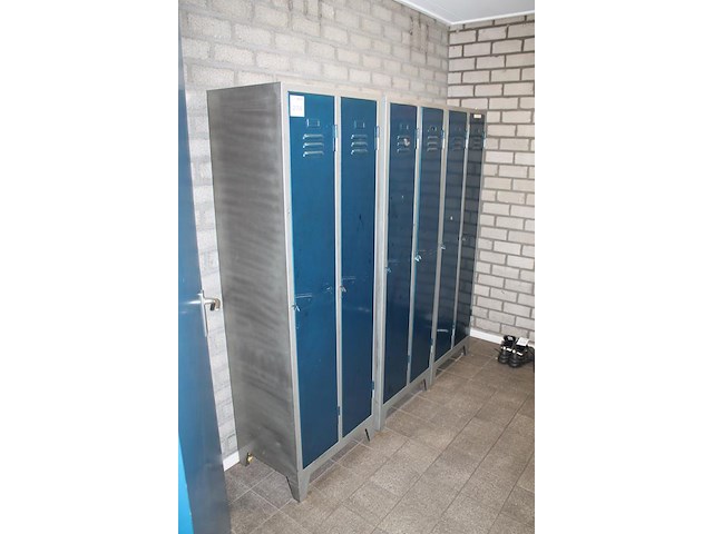 Zes lockerkasten met o.a. afmeting 60 x 43 x 179 cm. - afbeelding 2 van  4