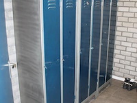 Zes lockerkasten met o.a. afmeting 60 x 43 x 179 cm. - afbeelding 2 van  4