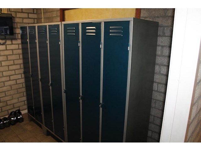 Zes lockerkasten met o.a. afmeting 60 x 43 x 179 cm. - afbeelding 3 van  4