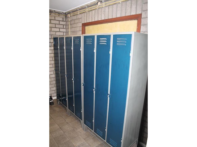Zes lockerkasten met o.a. afmeting 60 x 43 x 179 cm. - afbeelding 4 van  4