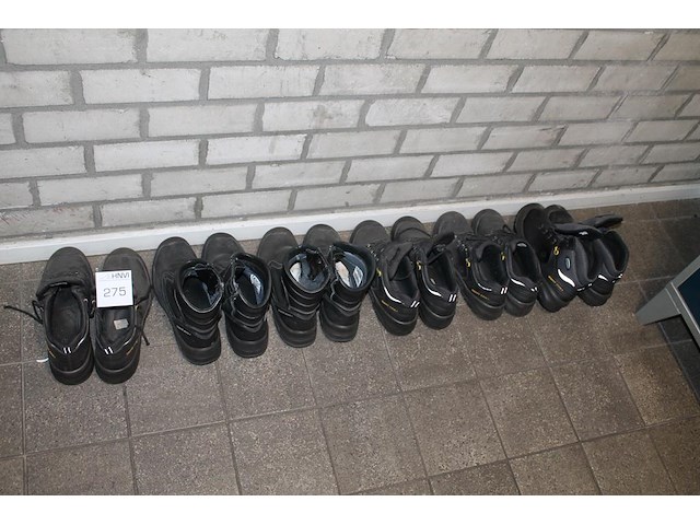 Zes paar werkschoenen. - afbeelding 1 van  3