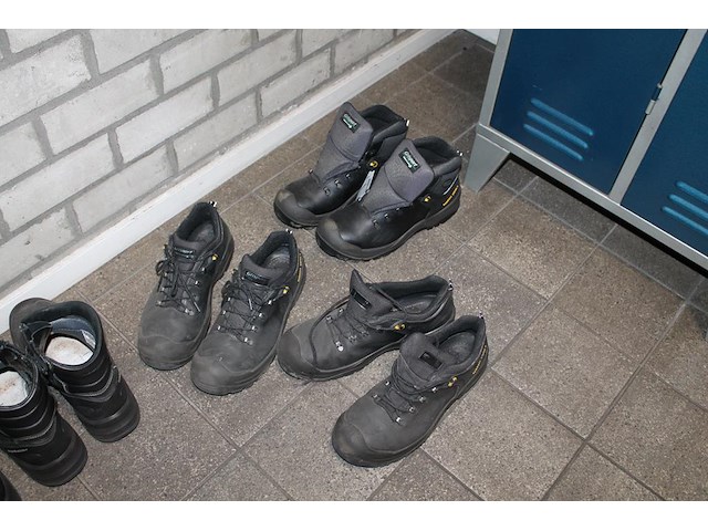 Zes paar werkschoenen. - afbeelding 2 van  3