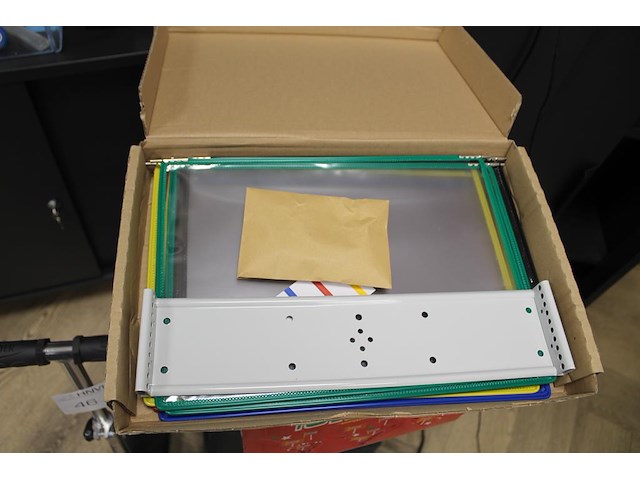 Zes secretaresse-hulpjes djois. 10 pagina's. - afbeelding 2 van  2