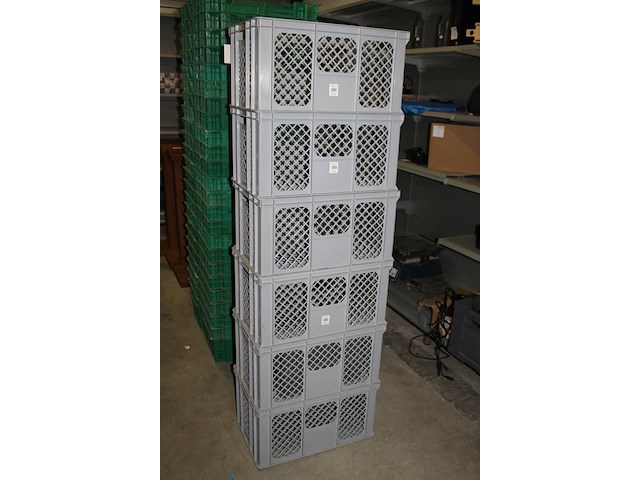 Zes stapelbare grijze kunststof kratten 60 x 40 x 32 cm. - afbeelding 2 van  3