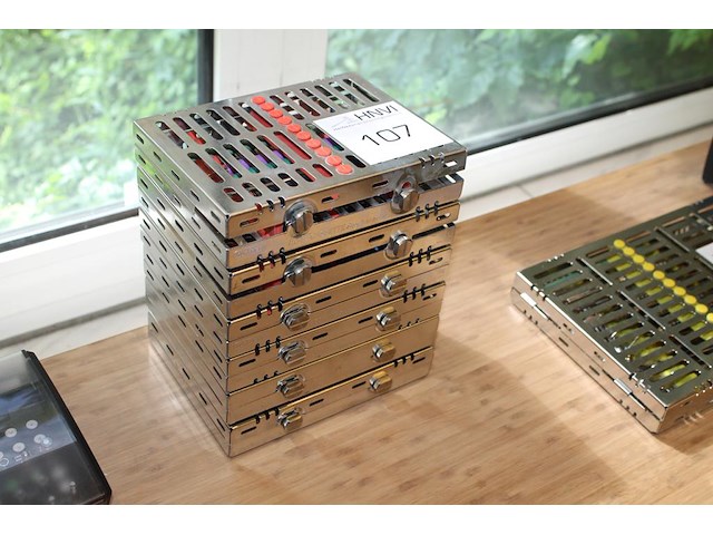 Zes sterilisatie cassettes hu-friedy gevuld met o.a. mondspiegel, scarels en curettes. - afbeelding 1 van  7