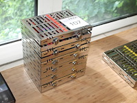 Zes sterilisatie cassettes hu-friedy gevuld met o.a. mondspiegel, scarels en curettes.