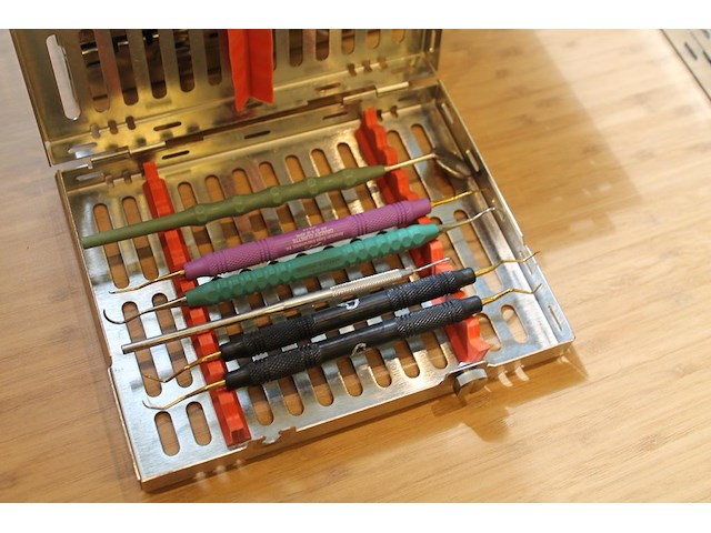 Zes sterilisatie cassettes hu-friedy gevuld met o.a. mondspiegel, scarels en curettes. - afbeelding 2 van  7