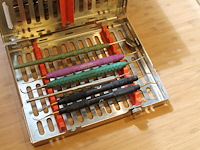 Zes sterilisatie cassettes hu-friedy gevuld met o.a. mondspiegel, scarels en curettes. - afbeelding 2 van  7