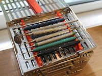 Zes sterilisatie cassettes hu-friedy gevuld met o.a. mondspiegel, scarels en curettes. - afbeelding 3 van  7