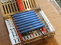 Zes sterilisatie cassettes hu-friedy gevuld met o.a. mondspiegel, scarels en curettes. - afbeelding 4 van  7