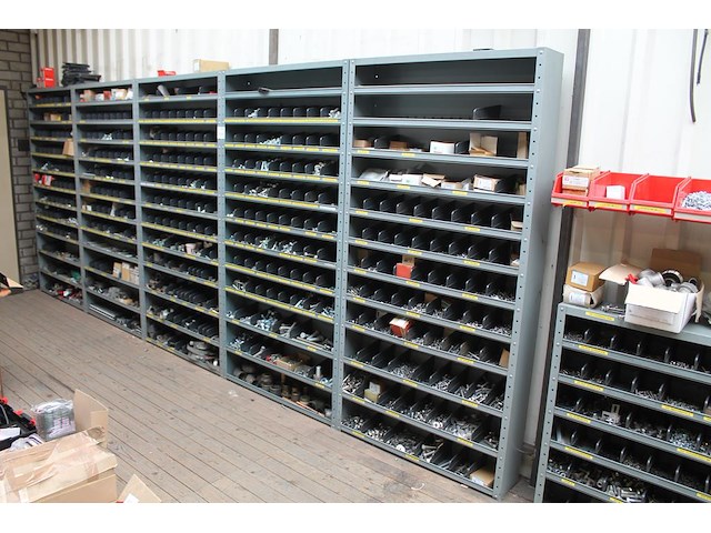 Zes vakkenkasten gevuld met grote hoeveelheid bevestigingsmaterialenw.o. bouten, moeren, pluggen, ringen, s... - afbeelding 1 van  10