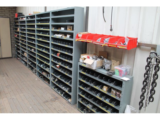 Zes vakkenkasten gevuld met grote hoeveelheid bevestigingsmaterialenw.o. bouten, moeren, pluggen, ringen, s... - afbeelding 4 van  10