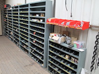 Zes vakkenkasten gevuld met grote hoeveelheid bevestigingsmaterialenw.o. bouten, moeren, pluggen, ringen, s... - afbeelding 4 van  10