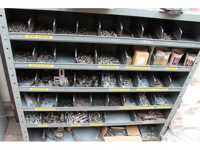 Zes vakkenkasten gevuld met grote hoeveelheid bevestigingsmaterialenw.o. bouten, moeren, pluggen, ringen, s... - afbeelding 5 van  10
