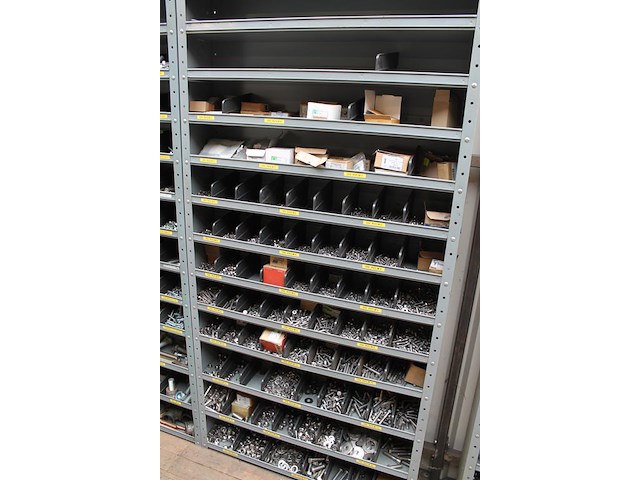 Zes vakkenkasten gevuld met grote hoeveelheid bevestigingsmaterialenw.o. bouten, moeren, pluggen, ringen, s... - afbeelding 6 van  10