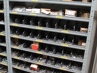 Zes vakkenkasten gevuld met grote hoeveelheid bevestigingsmaterialenw.o. bouten, moeren, pluggen, ringen, s... - afbeelding 6 van  10