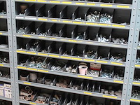 Zes vakkenkasten gevuld met grote hoeveelheid bevestigingsmaterialenw.o. bouten, moeren, pluggen, ringen, s... - afbeelding 9 van  10