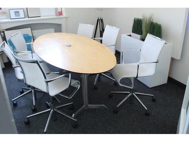 Zes verrijdbare stoelen. exclusief tafel - afbeelding 1 van  4