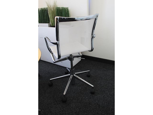 Zes verrijdbare stoelen. exclusief tafel - afbeelding 4 van  4