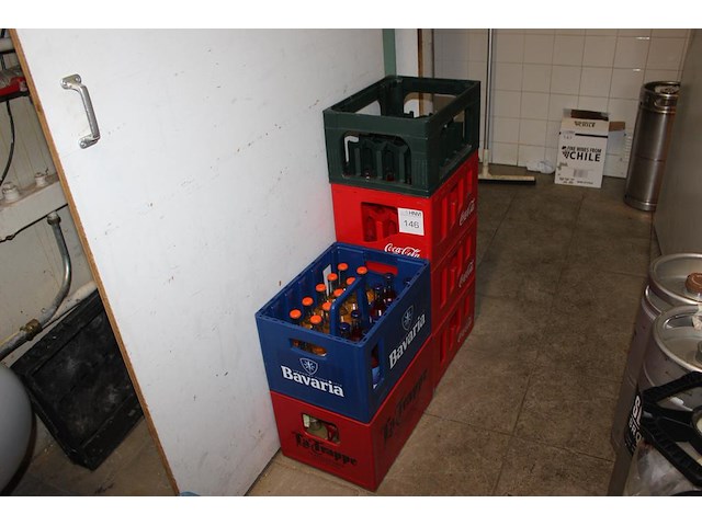 Zes voornamelijk lege kratten. - afbeelding 1 van  2