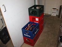 Zes voornamelijk lege kratten. - afbeelding 1 van  2