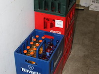 Zes voornamelijk lege kratten. - afbeelding 2 van  2