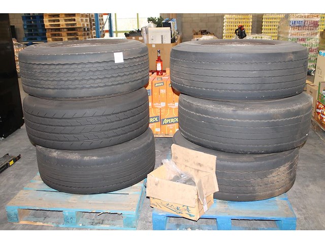 Zes vrachtwagen banden op velg w.o. maatvoering 385/65r22,5. - afbeelding 1 van  6