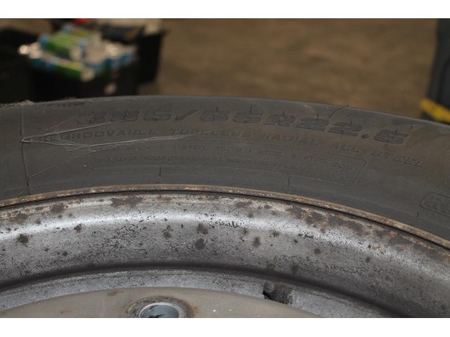 Zes vrachtwagen banden op velg w.o. maatvoering 385/65r22,5. - afbeelding 3 van  6