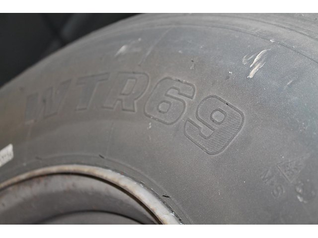 Zes vrachtwagen banden op velg w.o. maatvoering 385/65r22,5. - afbeelding 4 van  6
