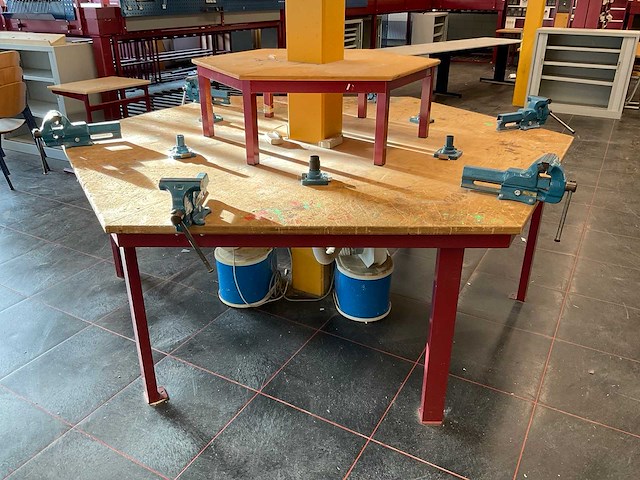 Zeskant werkbank met heuer bankschroeven en afzuiging - afbeelding 1 van  10