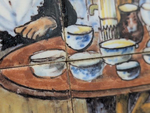 Zespas tegeltableau met polychrome voorstelling van groninger binnenhuis, rond 1900 - afbeelding 2 van  11