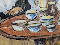 Zespas tegeltableau met polychrome voorstelling van groninger binnenhuis, rond 1900 - afbeelding 2 van  11