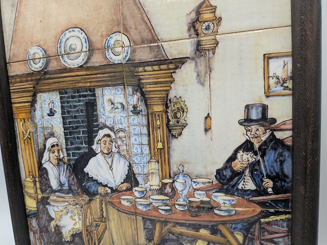 Zespas tegeltableau met polychrome voorstelling van groninger binnenhuis, rond 1900 - afbeelding 6 van  11