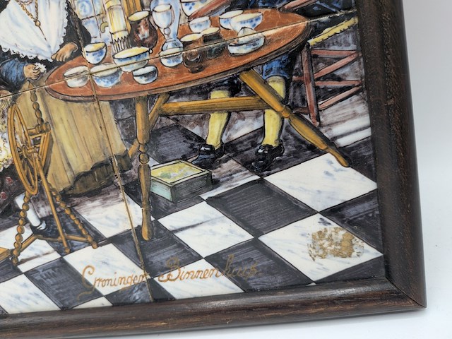Zespas tegeltableau met polychrome voorstelling van groninger binnenhuis, rond 1900 - afbeelding 7 van  11