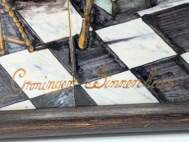 Zespas tegeltableau met polychrome voorstelling van groninger binnenhuis, rond 1900 - afbeelding 8 van  11