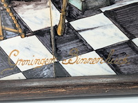 Zespas tegeltableau met polychrome voorstelling van groninger binnenhuis, rond 1900 - afbeelding 8 van  11